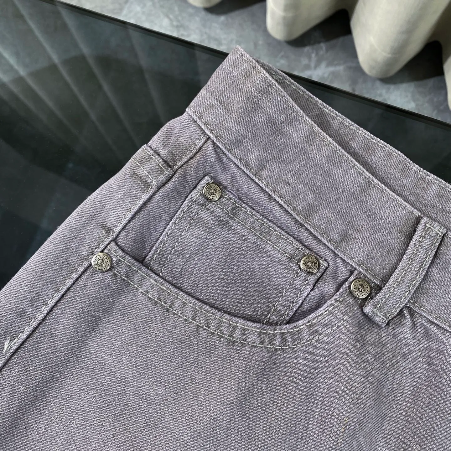 P310 CH Chromehearts Paris-limited black cross-leather heavy-duty gray Cow King jeans, priced at 34W level, patchwork cross flower embellishment, washed jeans! ! An absolutely high-end luxury product, a 1.9W-level god-level single product, a super popular product, made by top heavy industry, a magic weapon that cannot be missed! [About Zangyin] This is an extremely luxurious fashion brand that can also be called the aristocracy of the high street. It has always been an exclusive brand for some hipsters or rich second generations. Compared with ordinary high streets, it is more luxurious and noble. Compared with luxury brands, it is more fashionable and individual. It has always been a brand that I have a special liking for. [Top heavy industry fashion design] Consistently high-street luxury style. Speaking of this style, the Zangyin family and GU family are definitely the leading representative brands. Especially the Zangyin family has really achieved a state-of-the-art effect in creating high-street style. The unique washed material is used to create this style. The color system is already quite eye-catching. After it is decorated with patchwork cross flowers, it cleverly highlights the charm of the brand. Secondly, this style uses classic The high-waist cutting design highlights the long legs and fashionable temperament of the upper body. The brand is highly recognizable and the slim fit configuration is more suitable for daily wear. It is a product that interprets personality, fashion, and specifications at a glance. This single product is enough to make any fan excited. It can be a white T-shirt for a youthful college style, or a tight suspender for a royal style. It has strong matching ability and can be easily controlled by men.  [Materials and craftsmanship] Needless to say, this point goes without saying. As an excellent craftsman brand, Zangyin’s requirements for details and craftsmanship are really perfect. The washed color of this model has gone through so many processes, not to mention the embellishment of denim appliques. It is also purely hand-made and sewn. Just like what they believe in, only hand-made things have soul and have the meaning of wear. A top-notch heavy-duty fashionable denim item, I look forward to your perfect interpretation! !  Color: light gray Size: 28-36